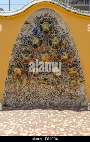 Mosaik-Fliesen auf Außenwand hintere Terrasse Casa Batllo wellige Wohnblock von Antoni Gaudi 1904 abgeschlossen. JMH6304 Stockfoto