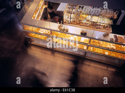 Beleuchtete Fenster für eine Bäckerei mit einer reichen Auswahl an Brot, Kuchen und andere Backwaren in Melbourne Stockfoto