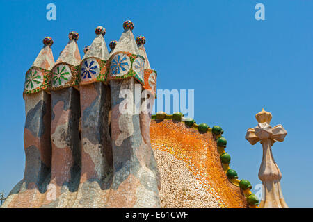 Schornstein auf dem Dach der Casa Batllo wellige Wohnblock 1904 von Antoni Gaudi fertiggestellt. JMH6306 Stockfoto