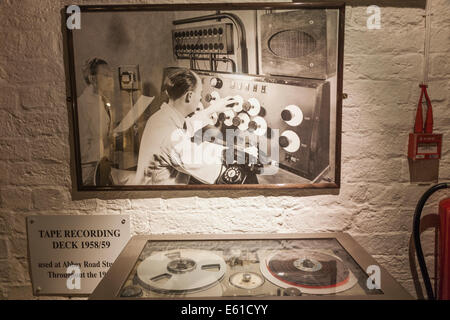 Merseyside, Liverpool, Albert Dock, die Beatles Story, ausstellen der Tonbandaufnahme Deck verwendet in den Abbey Road Studios in den 1950er Jahren Stockfoto