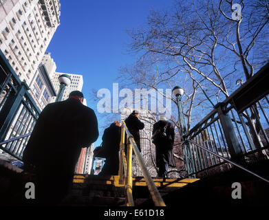 Menschen verlassen eine u-Bahn am City Hall Park in New York Stockfoto
