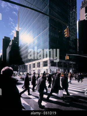 Pendler, vorbei an Zebrastreifen im Bryant Park in New York. Stockfoto