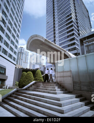 Geschäftsleute gehen zum Mittagessen bei einem Geschäftsviertel in Seoul, Südkorea. Stockfoto