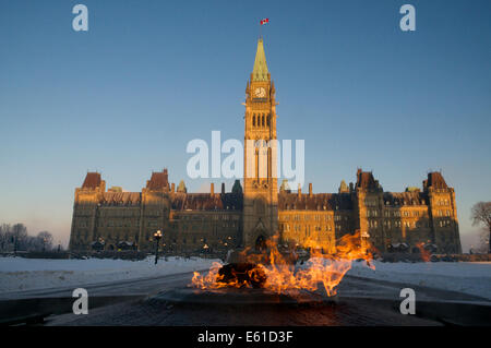 Der Centre Block Kanadas Parlamentsgebäude (House Of Commons) von Centennial Flame am Fuße des seinen Spaziergang gesehen. Stockfoto