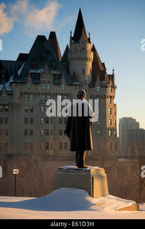 Statue von Sir Wilfred Laurier auf dem Gelände Kanadas Parlamentsgebäude (House Of Commons). Stockfoto