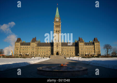 Der Centre Block of Canada House of Parliament (House Of Commons) wie aus der Centennial Flame am Fuße des seinen Spaziergang bis Stockfoto