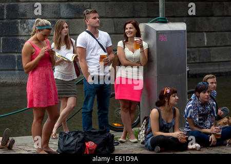 Naplavka ist eine Promenade entlang der Moldau, ein Ort der Begegnung und eine Menge Platz für Freizeitaktivitäten Prag, Tschechische Republik Stockfoto