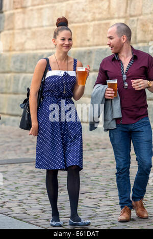 Mann und Frau Paar zu Fuß am Wasser und Bier trinken Naplavka Prag, Tschechische Republik Stockfoto