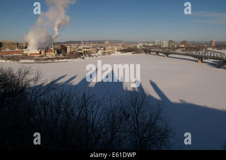 Schatten von Kanada's Haus des Parlaments sind auf dem gefrorenen Ottawa River in diesem Blick auf den Fluss werfen nach Quebec. Stockfoto