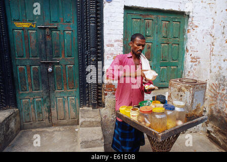 Mann, Zubereitung und Verkauf von indischen Snacks auf der Straße (Indien) Stockfoto