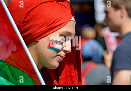 Junge Frau mit Gesicht bemalt mit den Farben der palästinensischen Flagge auf dem Marsch nach Gaza, London, 9. August 2014 Stockfoto