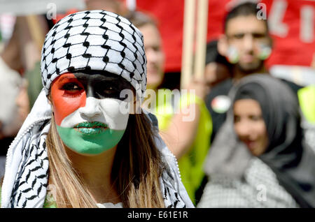 Junge Frau mit Gesicht bemalt mit den Farben der palästinensischen Flagge auf dem Marsch nach Gaza, London, 9. August 2014 Stockfoto