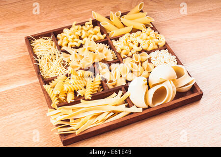 Verschiedene Arten der Nudeln in der Holzkiste auf dem Tisch Stockfoto