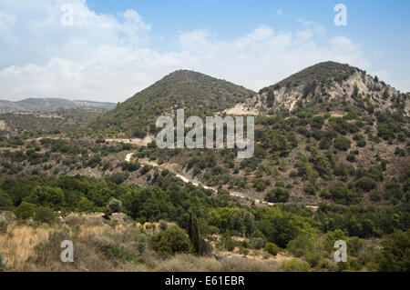 Feldweg durch das Troodos-Gebirge auf Zypern Stockfoto