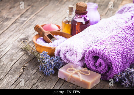 Lavendel Spa - ätherisches Öl, Seasalt, violette Handtücher und handgemachte Seife Stockfoto