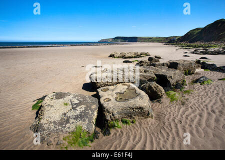 Felsen am Strand von Scarborough North Yorkshire England Cayton Bay Stockfoto