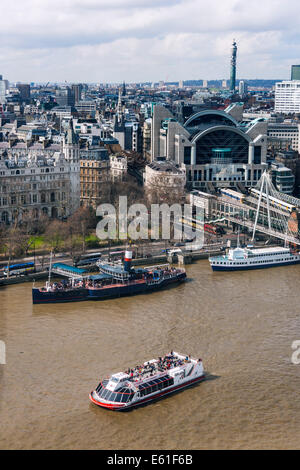 Themse, Waterloo Bridge, Tattershall Castle Pub Schiff und Charing Cross Bahnhof vom London Eye. JMH6338 Stockfoto