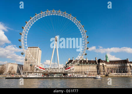 Das London Eye oder Millenium Wheel am Südufer der Themse in London England UK betrachtet aus dem Fluss. JMH6344 Stockfoto