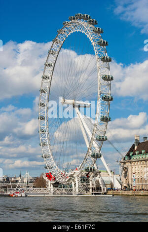 Das London Eye oder Millenium Wheel am Südufer der Themse in London England UK betrachtet aus dem Fluss. JMH6345 Stockfoto