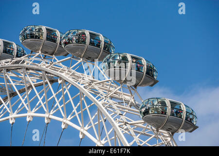 Kapseln auf das London Eye oder Millenium Wheel am Südufer der Themse in London England UK. JMH6346 Stockfoto