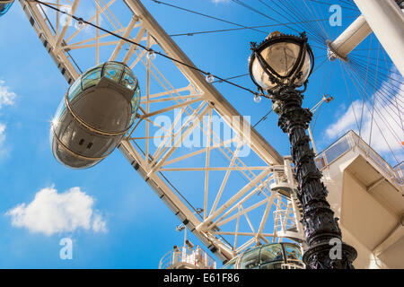 Das London Eye oder Millenium Wheel am Südufer der Themse in London England UK. JMH6351 Stockfoto