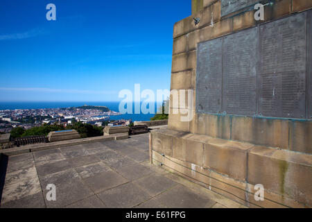 Blick über South Bay aus dem Kriegerdenkmal auf Olivers Mount, Scarborough North Yorkshire England Stockfoto