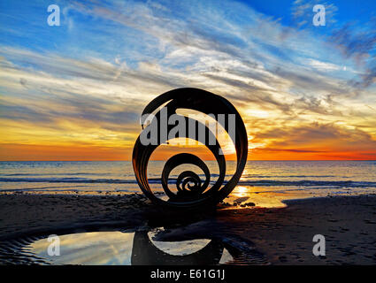 Mary es Goldene Muschel vor einem dramatischen und bunte (bunte) Himmel bei Sonnenuntergang Stockfoto