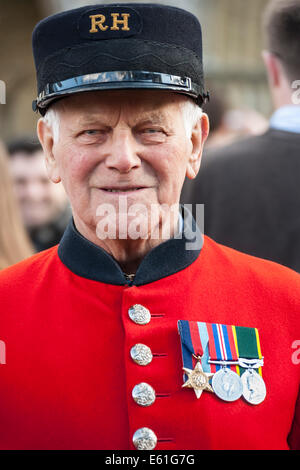 Cheslea Rentner aus der Royal Hospital London England UK in roter uniform mit Medaillen. JMH6361 Stockfoto