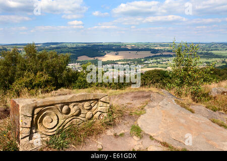 Chevin Geologie Trail Marker mit Blick auf Otley West Yorkshire England Stockfoto