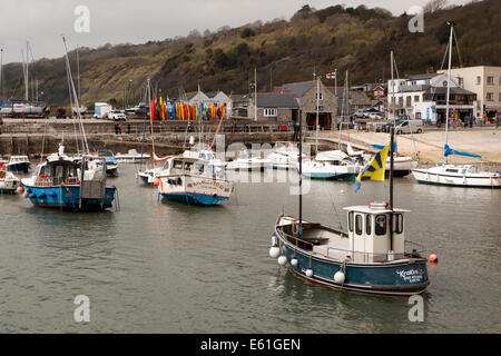 UK England, Dorset, Lyme Regis. Boote im Hafen Cobb Stockfoto