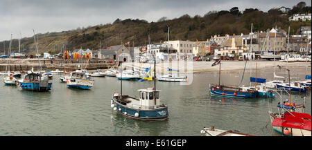 UK England, Dorset, Lyme Regis. Boote im Hafen Cobb, Panorama Stockfoto