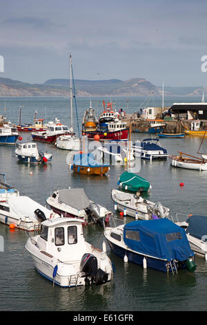 UK England, Dorset, Lyme Regis. Boote im Hafen Cobb Stockfoto