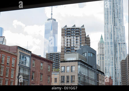 Peck Slip in South Street Seaport mit 1 World Trade Center, das Woolworth Building und das Gehry-Gebäude 8 Fichte St. ich Stockfoto