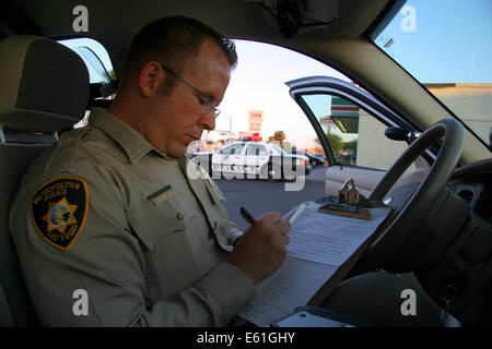 Las Vegas Metropolitan Police Officer, einen Bericht in seinem Polizeiwagen, Las Vegas, Nevada, USA Stockfoto