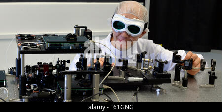 Dolni Brezany, Tschechische Republik. 4. August 2014. Mitarbeiter in einem Laserzentrum HILASE in Dolni Brezany, Tschechische Republik, 4. August 2014. Laserzentrum HILASE ist einzigartig nicht nur in Tschechien, sondern auch in Europa. Das Ziel des Projekts ist, Laser-Technologie mit bahnbrechende technologische Parameter zu entwickeln. © Michal Dolezal/CTK Foto/Alamy Live-Nachrichten Stockfoto