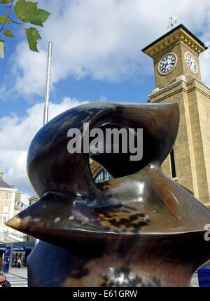 Henry Moore Skulpturen "Große Spindel Piece" (Bronze, 1974) außerhalb der Kings Cross Station, London Stockfoto