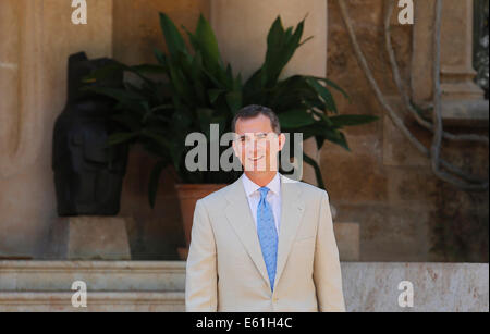 Spaniens König Felipe gesehen, während er, Spaniens Ministerpräsident Rajoy für ihre typischen Sommertreffen im Marivent Palace in Mallorca wartet Stockfoto