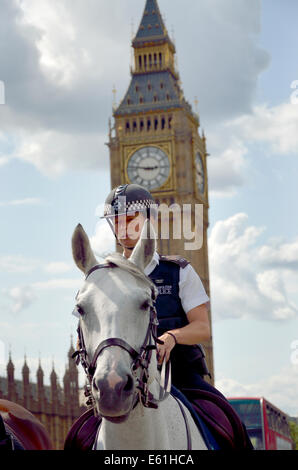 London, England, Vereinigtes Königreich. Berittene Polizei auf Westminster Braut, Big Ben hinter Stockfoto