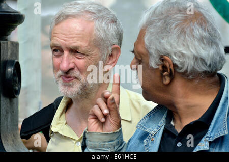 Jeremy Corbyn MP und Tariq Ali (Autor und Kommentator) auf die nationale Demonstration für Gaza, London, 9. August 2014 Stockfoto