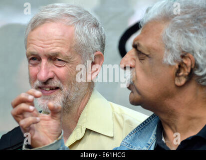 Jeremy Corbyn MP und Tariq Ali (Autor und Kommentator) auf die nationale Demonstration für Gaza, London, 9. August 2014 Stockfoto