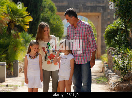 Spaniens Royals König Felipe, Letizia der Königin und Prinzessinnen Leonor und Sofia stellen ihre Sommerferien auf Mallorca Stockfoto