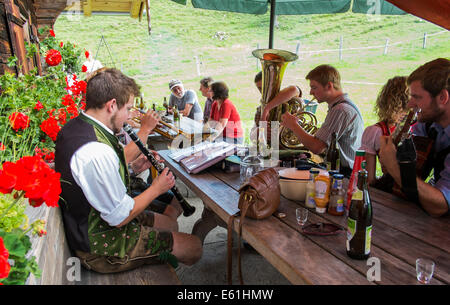 Bad Feilnbach, Deutschland 10. Juli 2014. Touristen und einheimische feiern ein Barbecue in traditioneller Kleidung Lederhose und Dirndl mit bayerischer Musik Braffband auf Huber Mountainhut, Farrenpoint Berg in Bad Feilnbach Bayern, Deutschland, Europa © Peter Schatz/Alamy Stockfoto