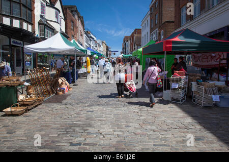 Zeigen Sie auf der High Street in Guildford am Markttag an. Stockfoto