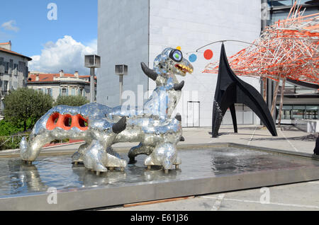 Loch Ness Monster Skulptur von Niki de Saint Phalle außen Modern Art Museum oder Musée d ' Art moderne Ma-nette Alpes-Maritimes Stockfoto