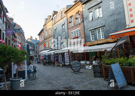 Eine Einkaufsstraße in Honfleur, Normandie Frankreich Europa Stockfoto