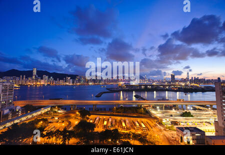 Blick auf Hong Kong Kowloon East in der Nacht im Jahr 2013 Stockfoto