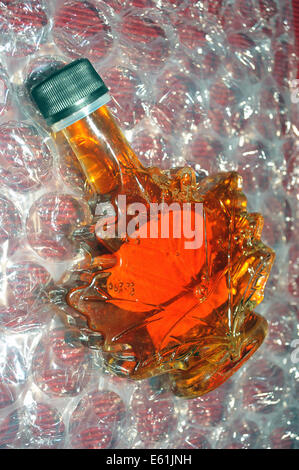 Ein kanadischer Ahornsirup Flasche in Form von einem Ahornblatt. Stockfoto
