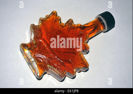 Ein kanadischer Ahornsirup Flasche in Form von einem Ahornblatt. Stockfoto