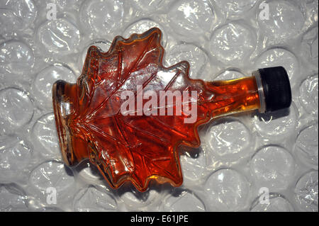 Ein kanadischer Ahornsirup Flasche in Form von einem Ahornblatt. Stockfoto