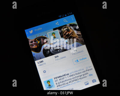 Ein Handy-Bildschirm anzeigen die 2014 brasilianische FIFA World Cup Twitter-Seite. Stockfoto